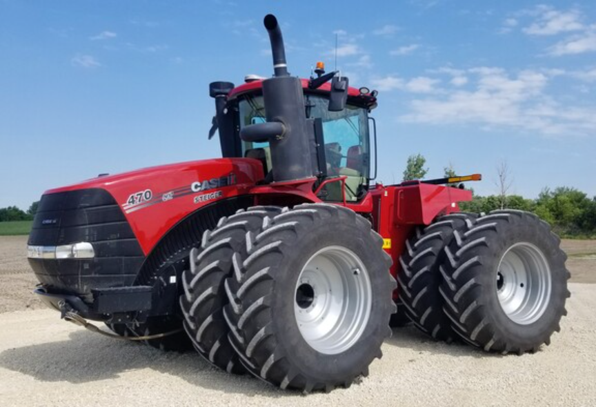Nagy piros csuklós traktor ikerkerekekkel