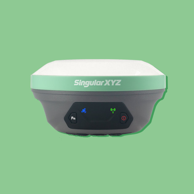 X1 GNSS-vevő előlapi kezelőszervekkel és állapotjelzőkkel