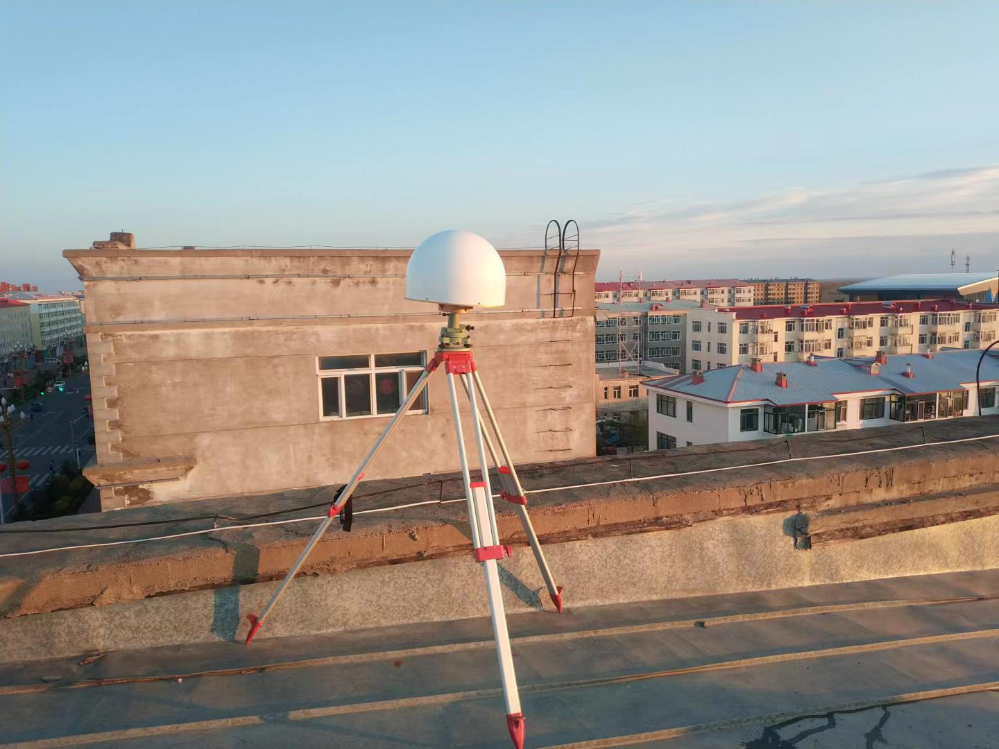 Kupolás GNSS-antenna állványon, tetőn végzett megfigyeléshez
