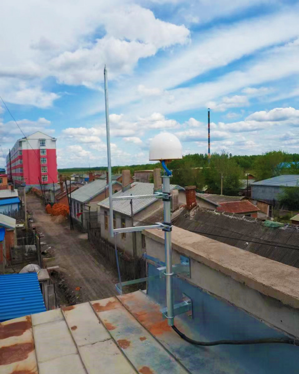 GNSS-antenna és villámhárító a tető attikafalán