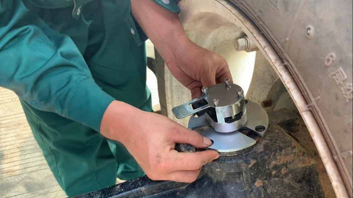 Szögérzékelő szerelése a traktor kerékszerkezeténél
