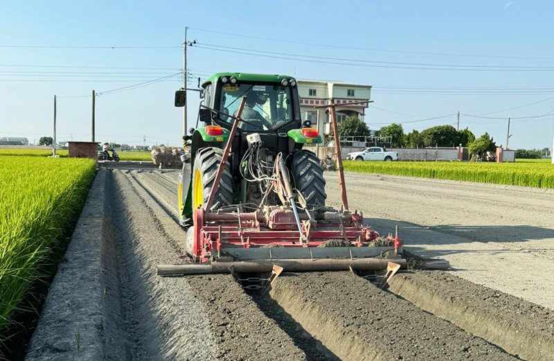 Bakhátkészítés John Deere géppel – Bakhátkészítés John Deere géppel –